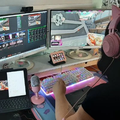 Raychel Live Producing on her room setup